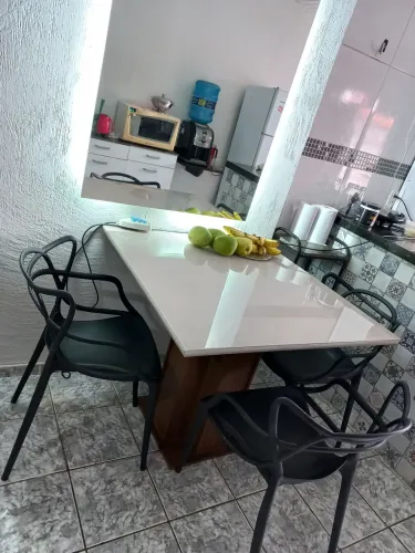 MESA COM TAMPO DE VIDRO NUDE + 4 CADEIRAS 