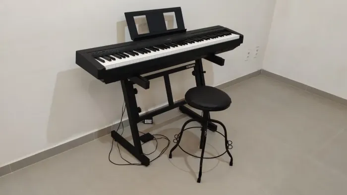 Digital piano p45b 88 teclas com acessórios.