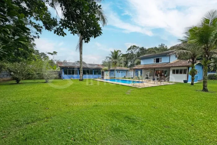 CASA à venda com piscina e 3 quartos em Peruíbe, no bairro Sao Marcos