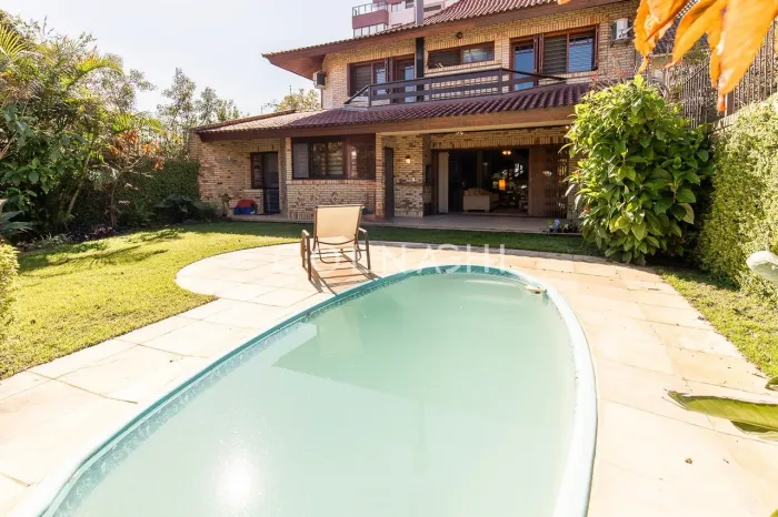 Ambientes bem distribuídos e pátio com piscina