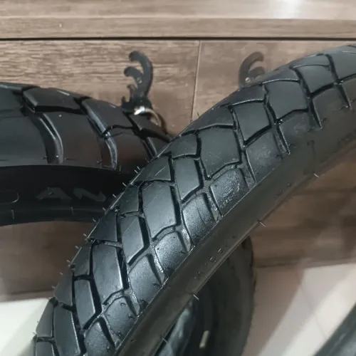 Pneus para motocicleta marca MICHELIN ANAKEE ADVENTURE semi novos. Novíssimos 