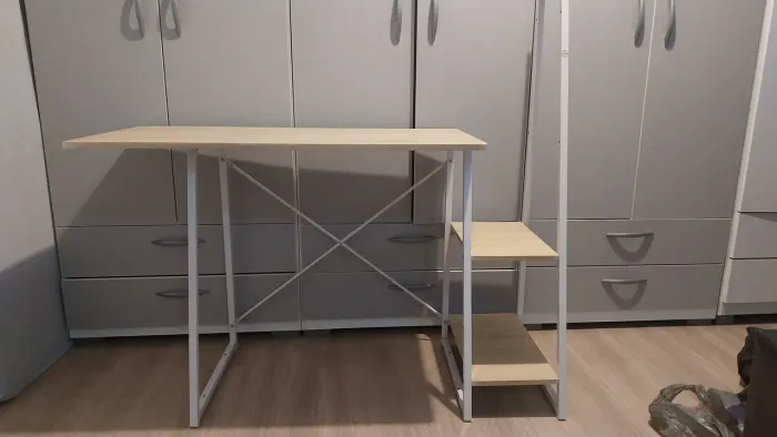 Mesa de computador com prateleiras