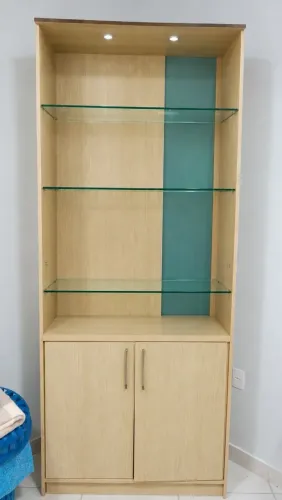 Estante linda com pratelheiras de vidro! de vidro!
