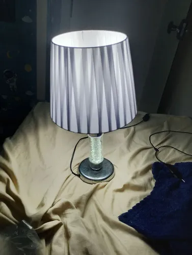 abajur de mesa decorativo com cúpula de tecido e base de acrílico com LED