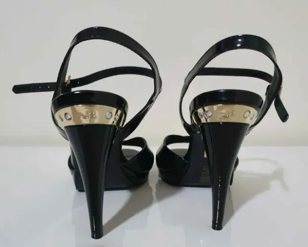 Sapatos, 4 sapatos cada um por 80 reais R$320