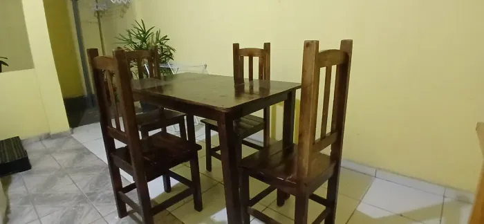 Mesa de madeira com 4 cadeiras
