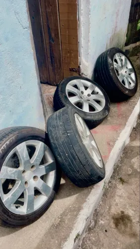 Vendo Aro 4 Aro 16 original com pneus bons 