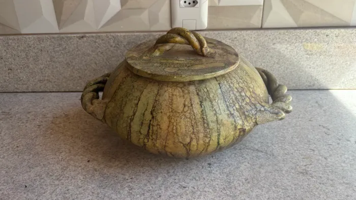 Peça antiga de barro pintado a mão