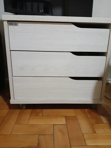 Mesa de canto com rodinhas e três gavetas