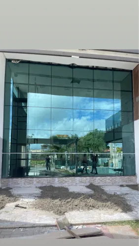 Pele de vidro e fechamentos de vidros em fachadas em geral