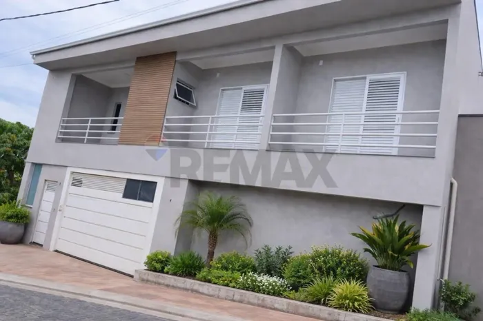 SOBRADO A VENDA EM MONTE SIÃO MG- ÁREA 230M2 , 3GARAGENS, 2 SUITES, COZINHA AMERICANA, LAV