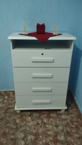 Cama + mesa de cabeceira+ cômoda, em perfeito estado 
