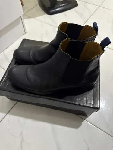 Bota Chelsea Berlim de couro e solado de borracha