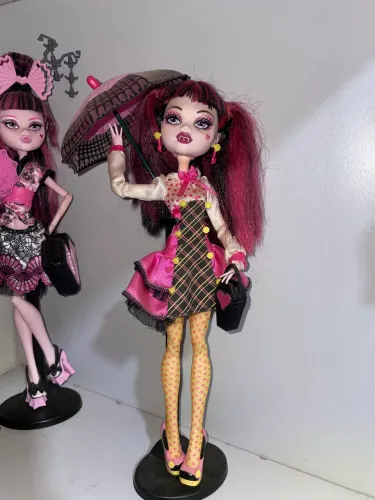 Draculaura schools out Monster High