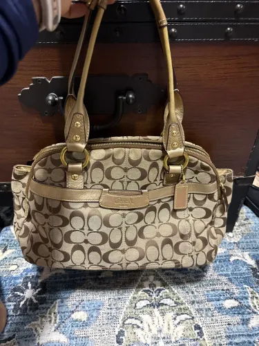 Bolsa Coach Penelope Signature de Ombro em Jacquard Cáqui em Couro Dourado.