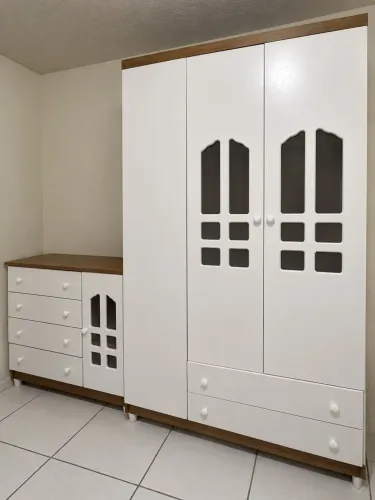 Guarda-Roupa Infantil + Cômoda Branco com Amadeirado