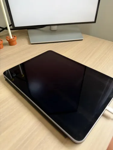 iPad Pro (11 pol) (4ª geração) com Apple Pencil e capinha teclado original da Apple.