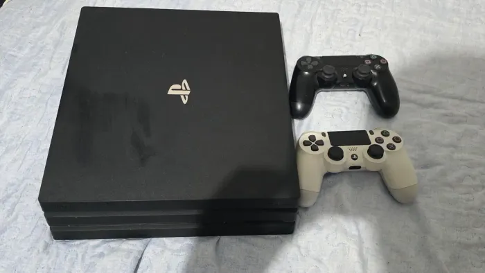 PS4 PRO 1TB + 2 CONTROLES + BOLSA DE TRANSPORTE 