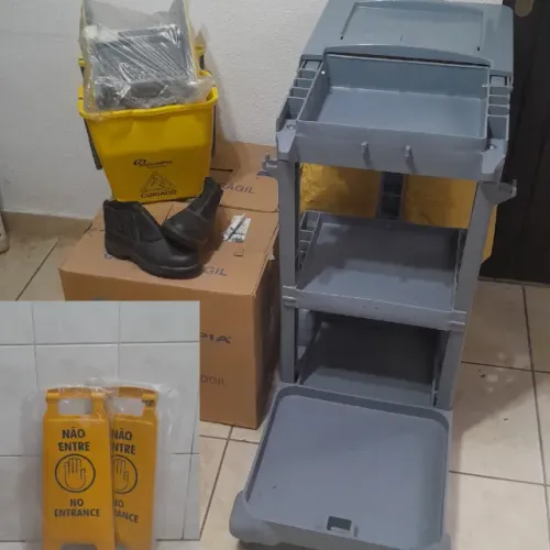 Kit Profissional de Limpeza - Carro, Baldes, Placa de Sinalização e Botinas