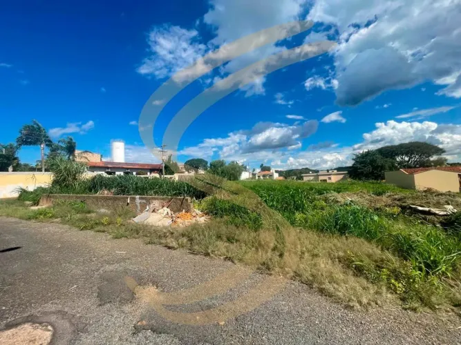 Terreno de esquina à venda em Jardim Santa Tereza: o alto padrão te espera!