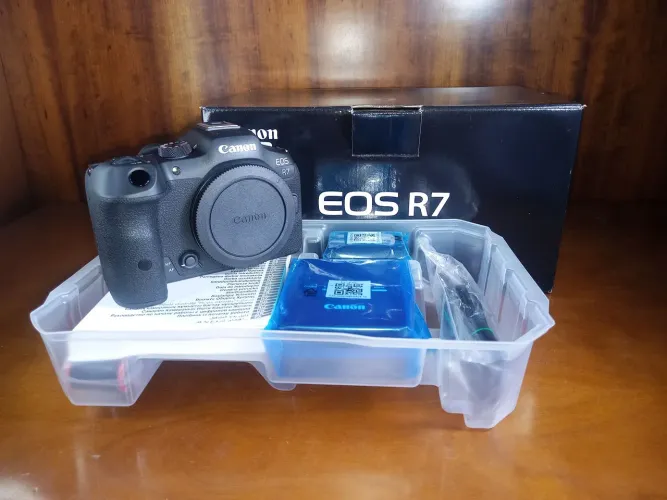 Câmera Cânon EOS R7 - Nova c/ acessórios, bateria , carregador e alça. 