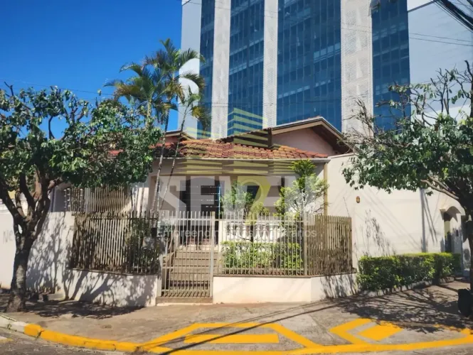 Casa à Venda na Avenida Getulio Vargas 4 Dormitórios