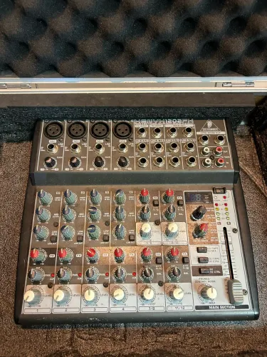 Mesa de som Behringer Xenys 1202