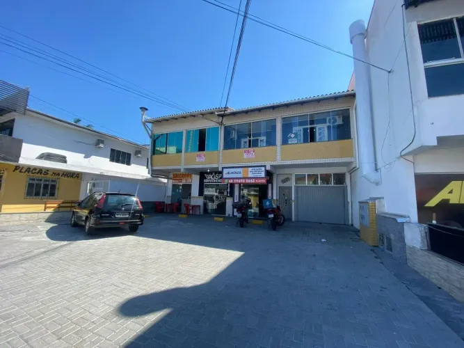 Prédio comercial/residencial na principal avenida da Praia dos Ingleses!