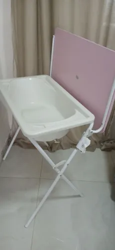 Banheira infantil com suporte de troca de fraldas .