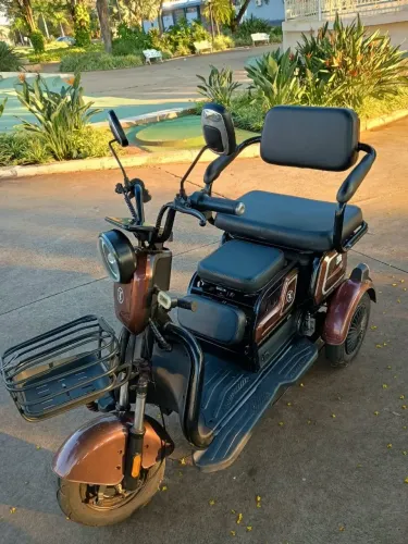Vendo um triciclo elétrico super útil e muito bem conservado usado poucas vezes