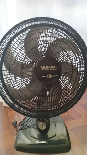 ventilador de mesa Mondial Super Power 40cm na cor preta com detalhes em prata.