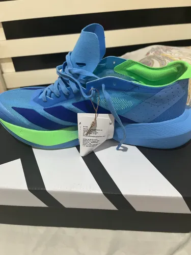 Tênis adidas  original  pra vende hoje 600 reais to perdendo 300 reais nele 