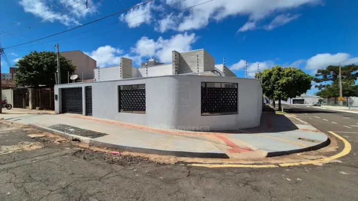 Casa Residencial/Comercial à Venda próximo à Avenida Maringá em Londrina