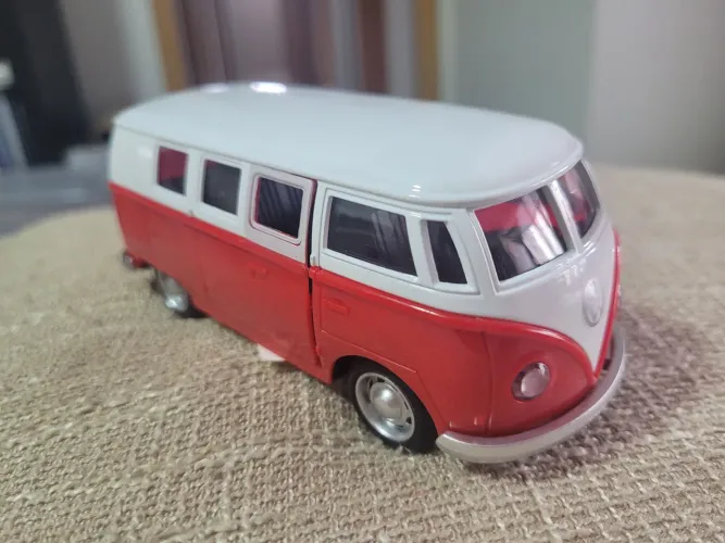Carrinho de fricção: kombi. Acende os faróis e Emite som. Nova