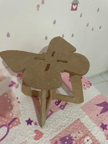 Vendo cadeira de madeira em borboleta 