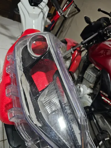 Lente farol Toyota yares lado direito