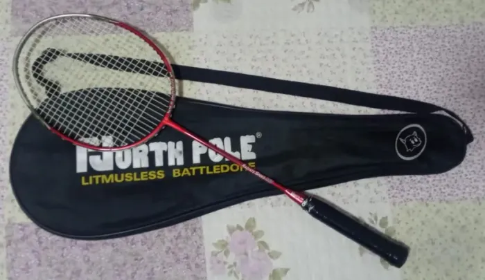 Raquete de badminton da marca North Pole Radiante Speed 225 Powerholes com Capa.