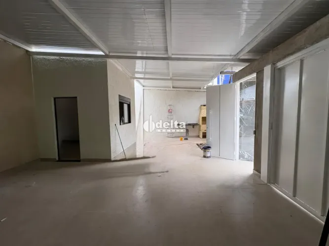 Casa residencial com 3 quartos disponível para venda no bairro Laranjeiras em Uberlândia-M