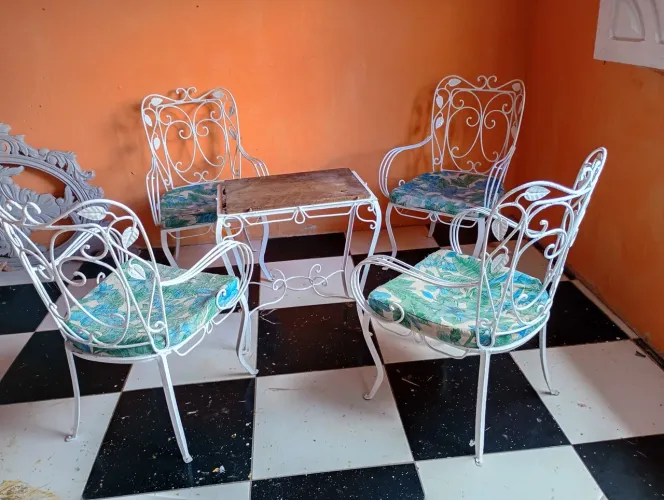 Conjunto para jardim. Cadeiras amplas.