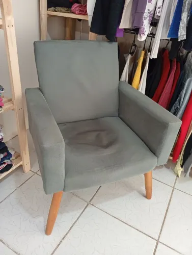 Poltrona cinza tecido Suede