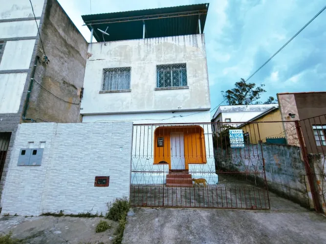 Casa térreo de 03 quartos com suíte no Bairro Fábrica
