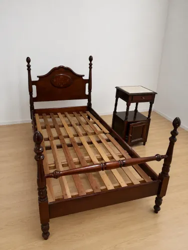 CAMA DE SOLTEIRO EM IMBUIA MACIÇA COM CRIADO-MUDO - PEÇA CLÁSSICA E RARA