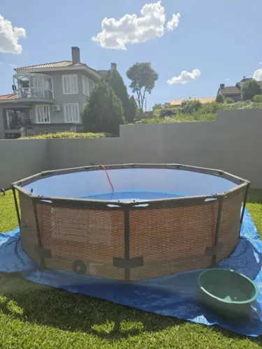 Piscina Estrutural Circular Deluxe Bestway de 4,678L