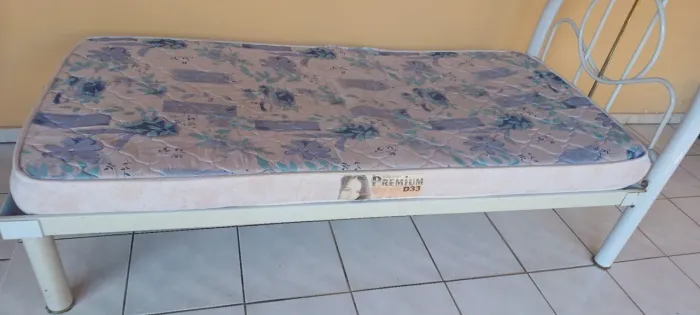 Vendo cama de solteiro em perfeito estado. 250 ,00reais. 