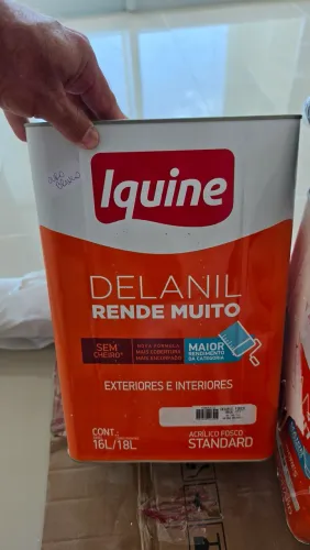 Vendo latão de tinta. Marca iquini. Cor :ouro branco