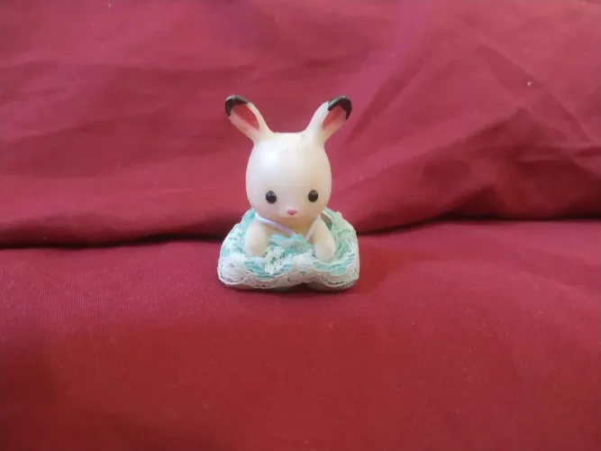 Boneca Sylvanian families com avaria