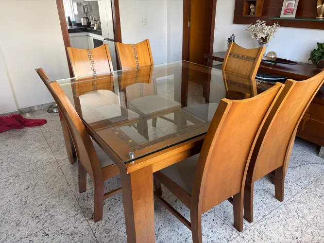 Mesa de jantar com seis cadeiras