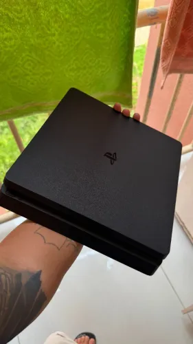 PLAYSTATION 4 SLIM 500 GB - 2 MANETES E 2 JOGOS (FARCRY 4 E RATCHET E CLANK)