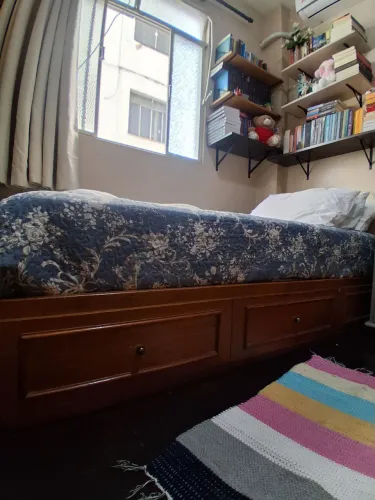 Cama de solteiro de madeira 