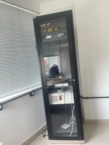 Rack de Servidor de Piso 19" com Porta de Vidro - Usado